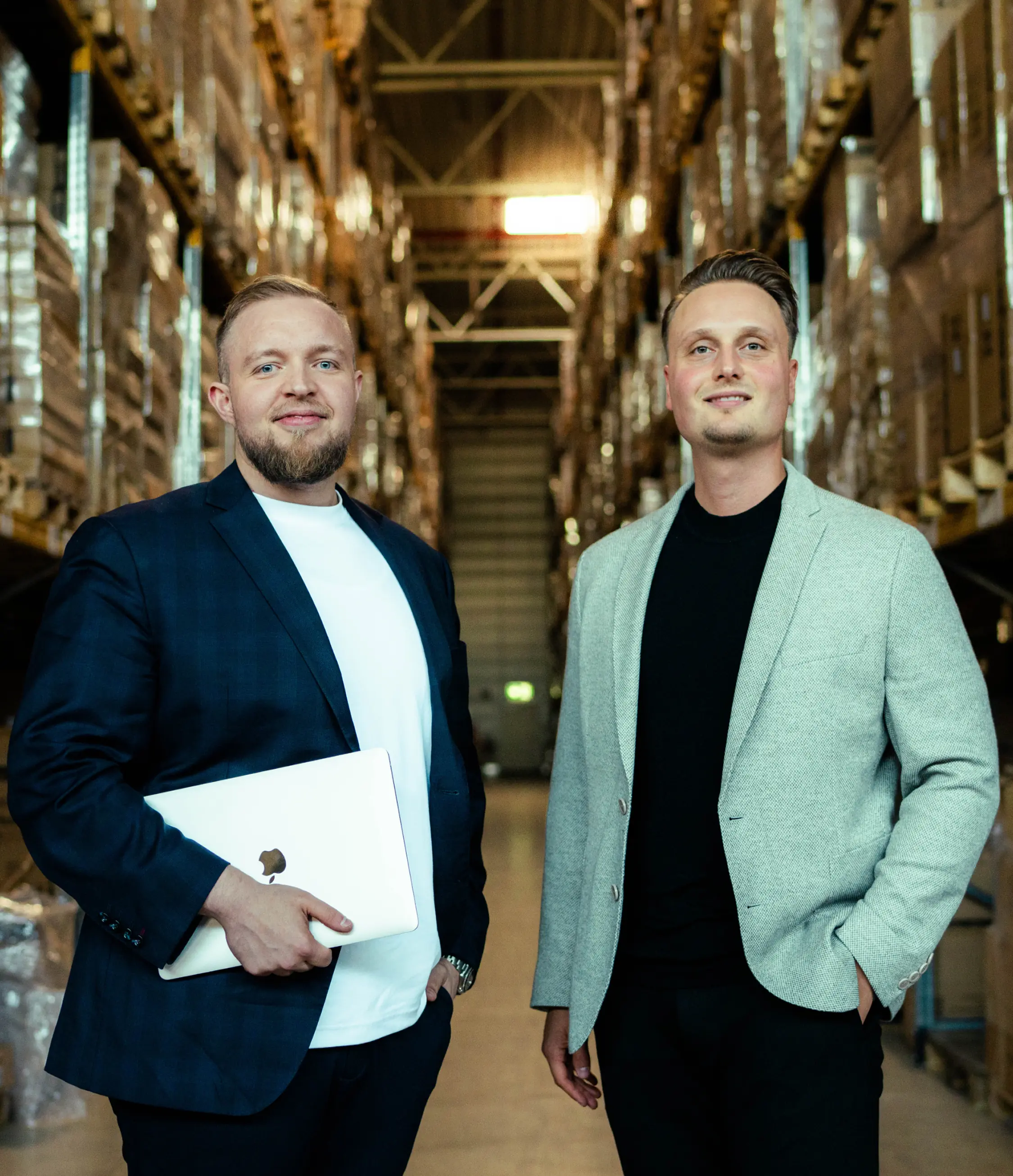 Felix Blum und Jan Hermes vor dem HBP Beratungsinstitut
